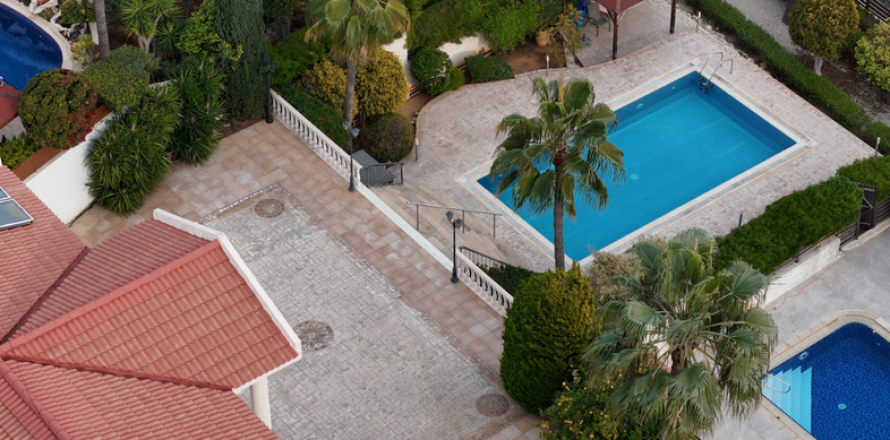 4 bedrooms Villa in Pyrgos, Cyprus No. 31676