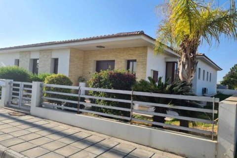 4 dormitorios House en Aradippou, Cyprus No. 82668 1