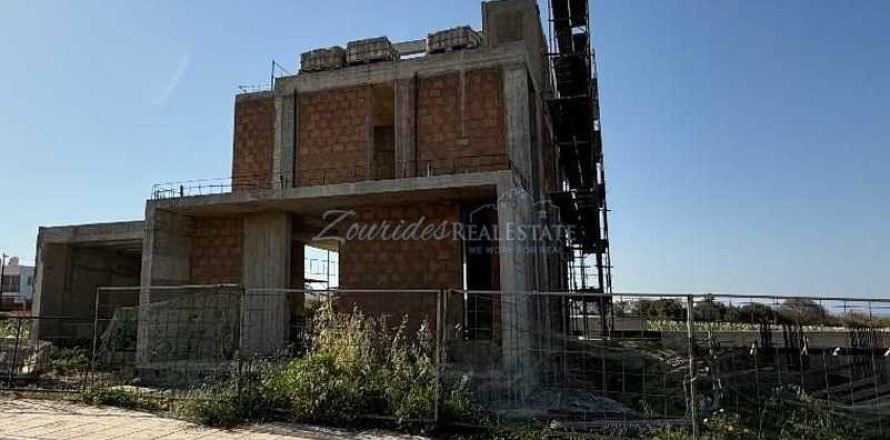 Дом с 3 спальнями в Фамагуста, Кипр №84456