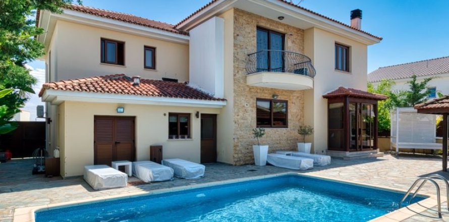 4 bedrooms Villa in Livadia, Cyprus No. 36891