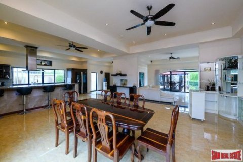 6 bedrooms Villa in Pattaya, Thailand No. 96589 10