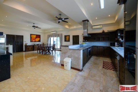 6 bedrooms Villa in Pattaya, Thailand No. 96589 8