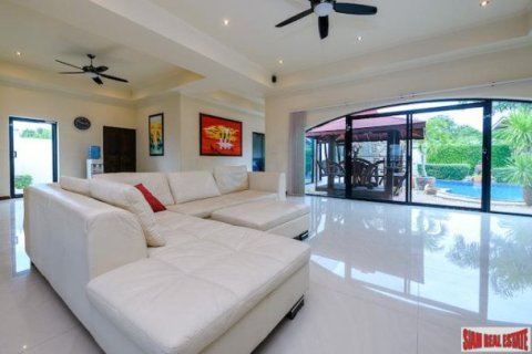 6 bedrooms Villa in Pattaya, Thailand No. 96589 7