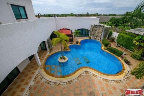 6 bedrooms Villa in Pattaya, Thailand No. 96589 2