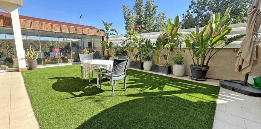 4 bedrooms House in Strovolos, Cyprus No. 70973