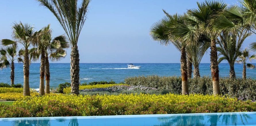 6 bedrooms Villa in Larnaca, Cyprus No. 105618