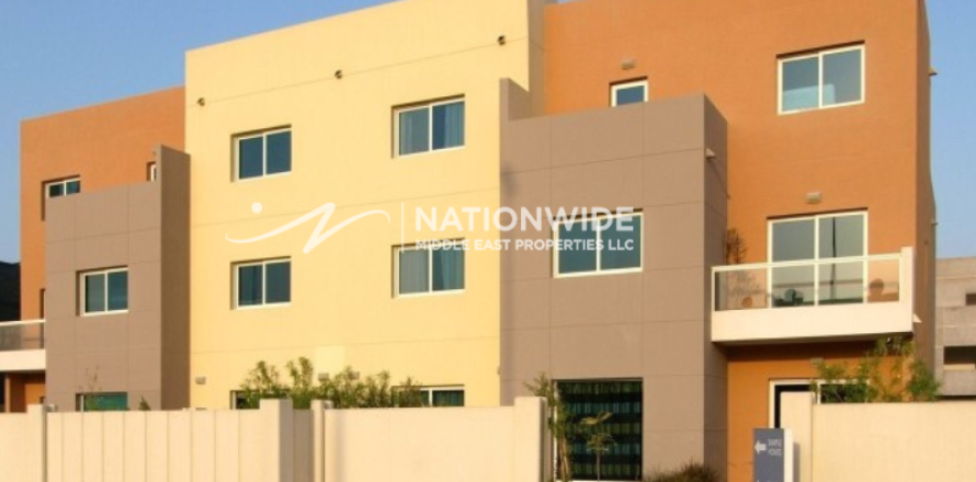 3 dormitorios Villa en Abu Dhabi, UAE No. 120770