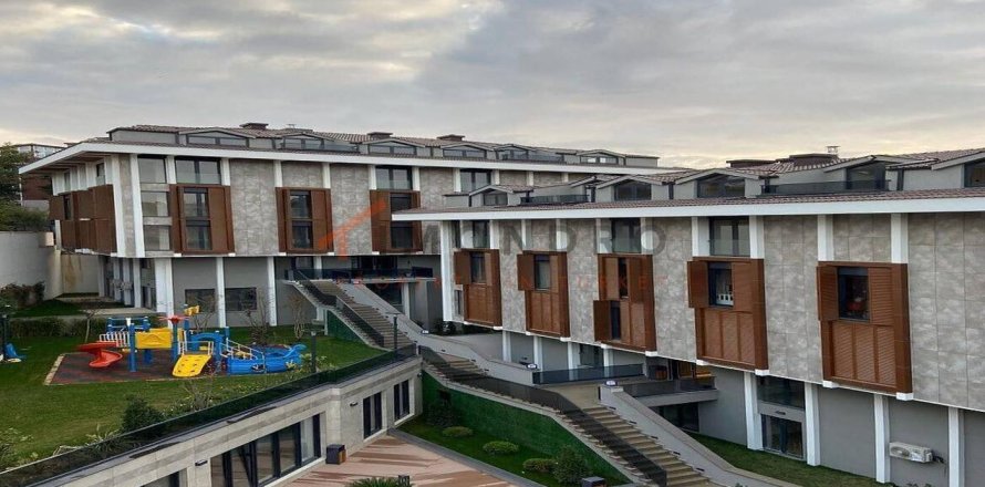 3 dormitorios Apartment en Üsküdar, Turkey No. 121132