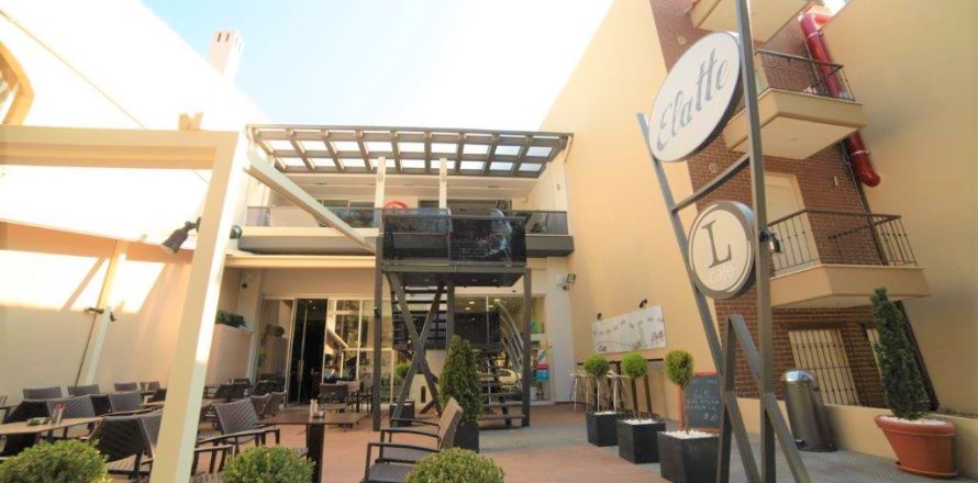 900m² Commercial property in Thessaloniki, Greece No. 57074