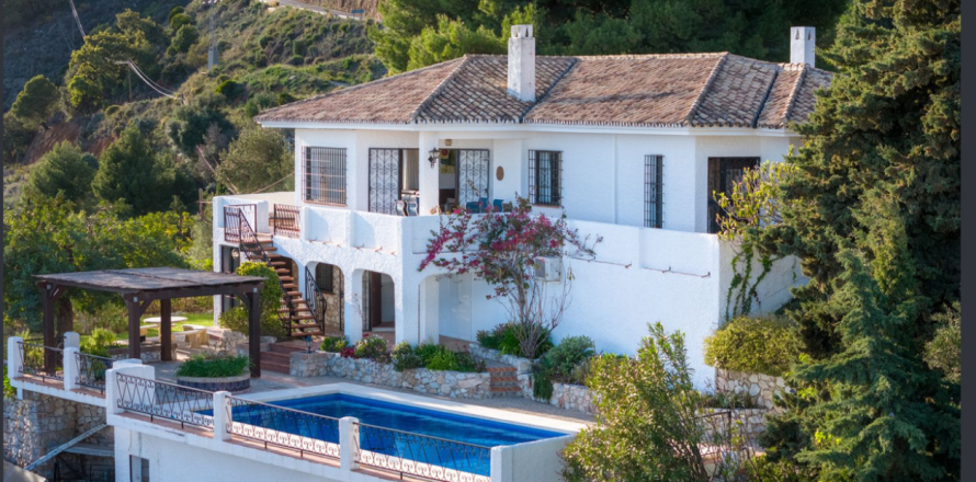 4 bedrooms Villa in Mijas Costa, Spain No. 92375