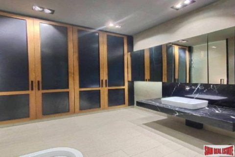 5 bedrooms Villa in Bangkok, Thailand No. 97066 10