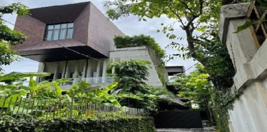 5 bedrooms Villa in Bangkok, Thailand No. 97066