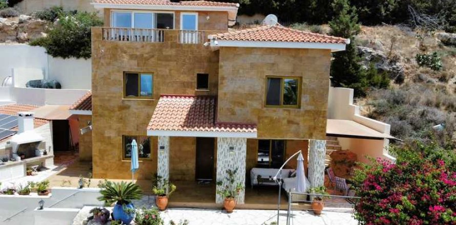 4 bedrooms House in Chloraka, Cyprus No. 43068