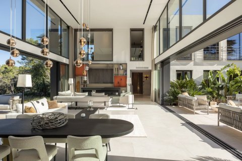 5 bedrooms Villa in Mougins, France No. 99807 4