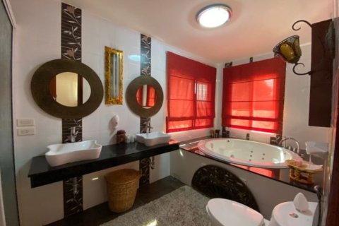 6 bedrooms Commercial property in Chiang Mai, Thailand No. 2579 8