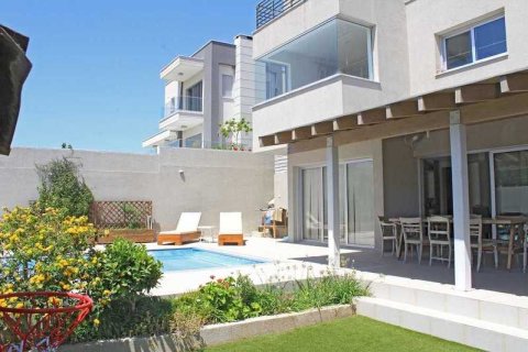 4 bedrooms House in Limassol, Cyprus No. 30243 1