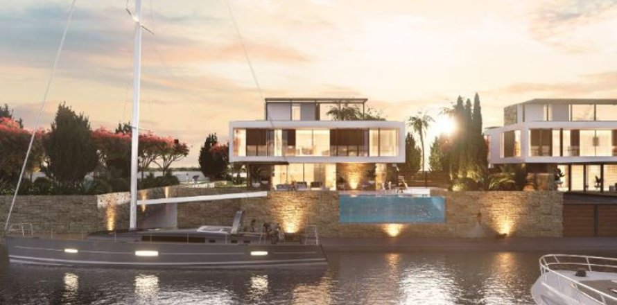 5 bedrooms Villa in Ayia Napa, Cyprus No. 37081