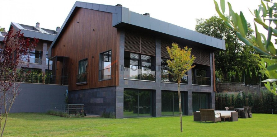 5 bedrooms Villa in Beykoz, Turkey No. 17907