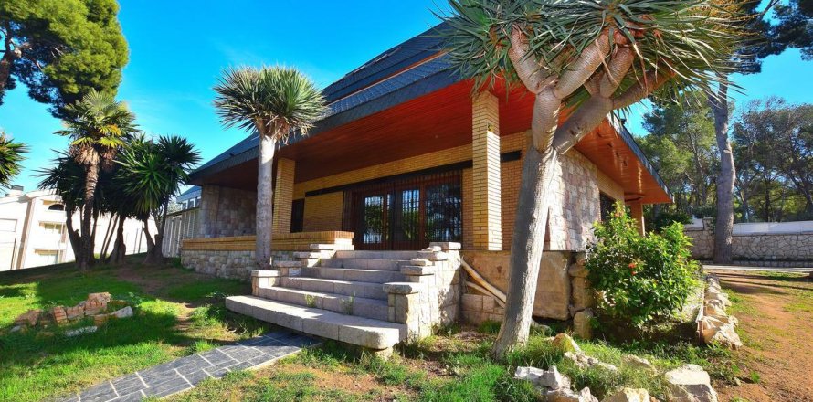 6 dormitorios House en Salou, Spain No. 25433