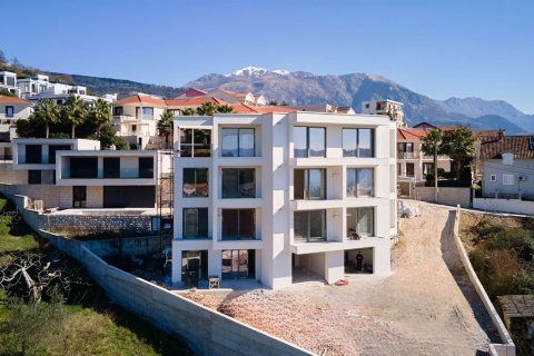 2 dormitorios Apartment en Tivat, Montenegro No. 104682 4