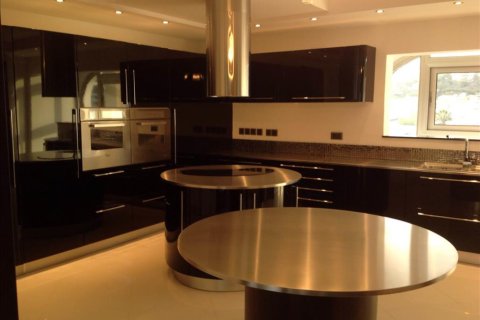 5 bedrooms Apartment in Limassol, Cyprus No. 105712 3