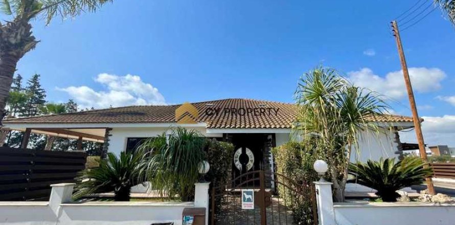 4 bedrooms House in Meneou, Cyprus No. 31438