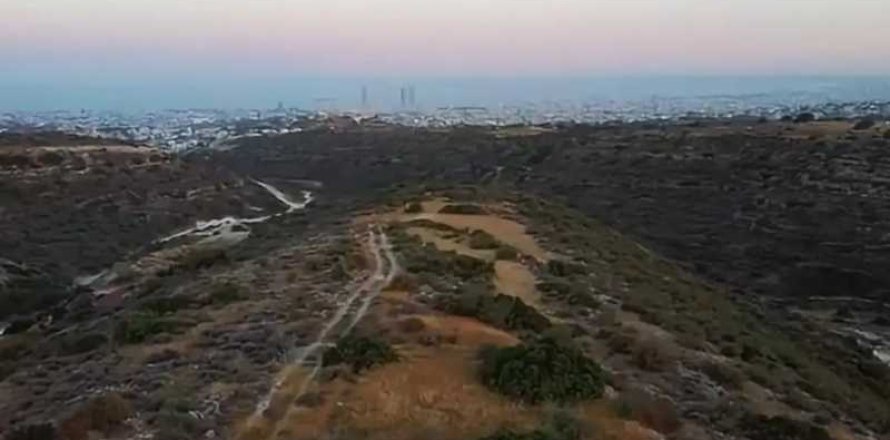 Commercial property en Agios Athanasios, Cyprus No. 84616