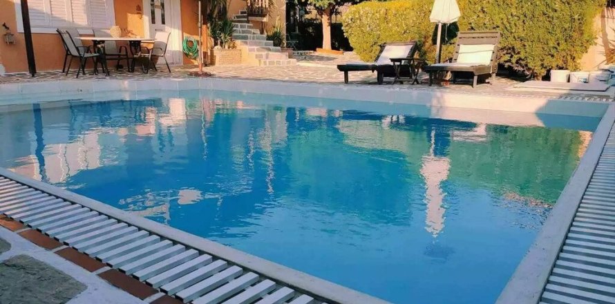 4 bedrooms House in Kalyvia Thorikou, Greece No. 54328