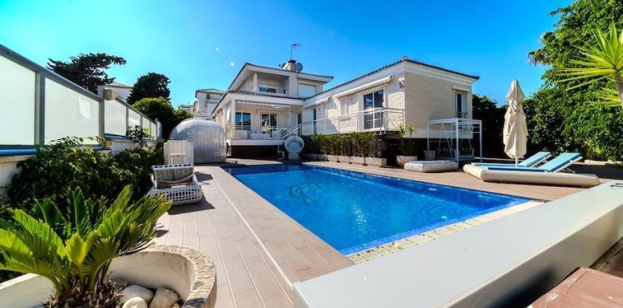 5 bedrooms Villa in Torrevieja, Spain No. 124689
