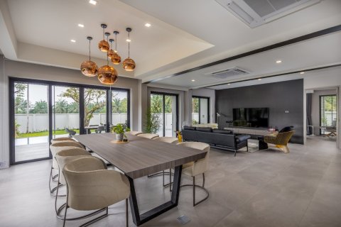 4 bedrooms Villa in Phuket, Thailand No. 87651 4