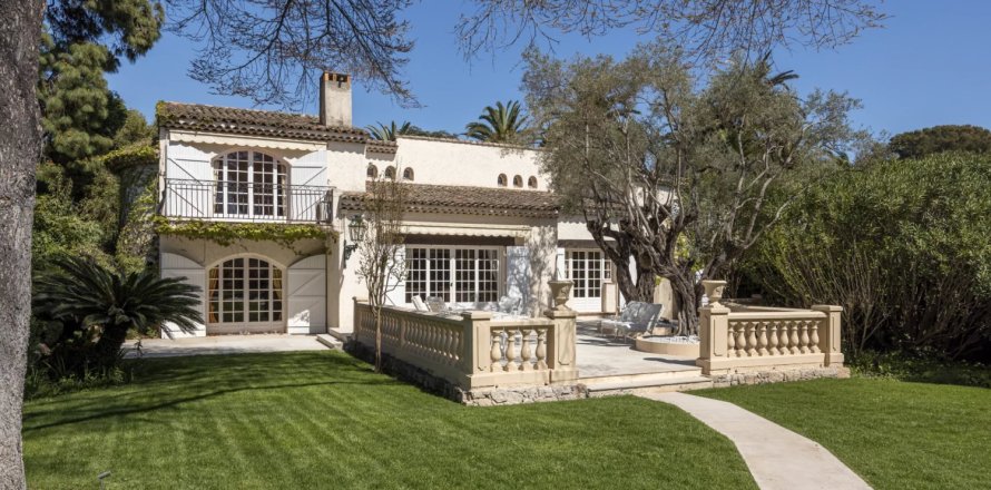 5 bedrooms House in Antibes, France No. 100260
