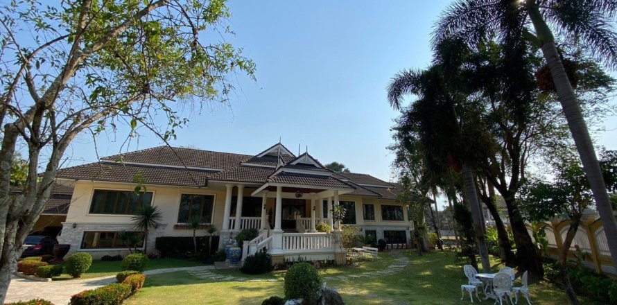 5 bedrooms House in Chiang Mai, Thailand No. 97522