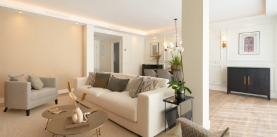 3 bedrooms Townhouse in Benahavis, Spain No. 83901