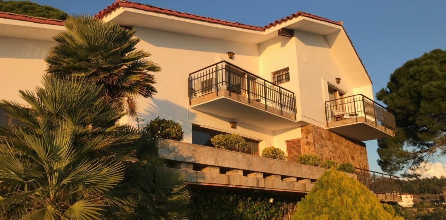 6 bedrooms Properties in Tung Qua Lin, Vietnam No. 25399