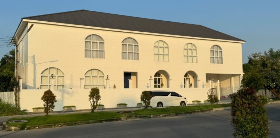 4 bedrooms House in Bangkok, Thailand No. 97435