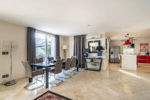 6 bedrooms Villa in Grasse, France No. 83444 11