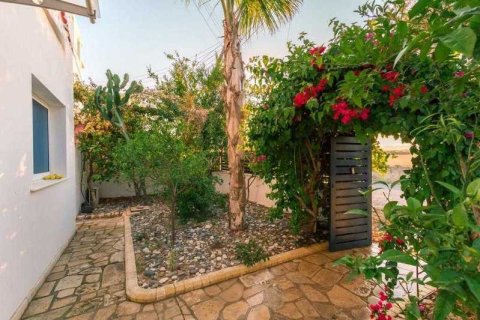 4 bedrooms House in Zygi, Cyprus No. 39780 9