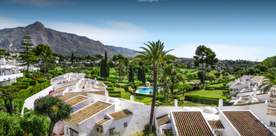 3 bedrooms Apartment in Nueva Andalucia, Spain No. 92315