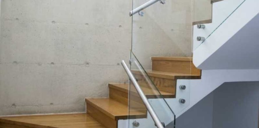 7 bedrooms House in Mesa Geitonia, Cyprus No. 76008