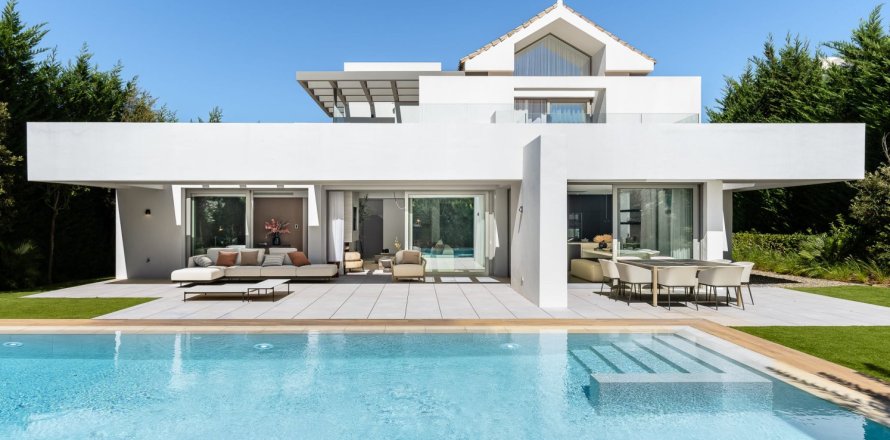 4 bedrooms Villa in Estepona, Spain No. 128867