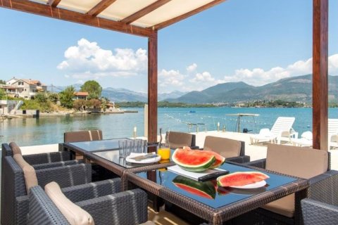 4 bedrooms House in Tivat, Montenegro No. 66775 2