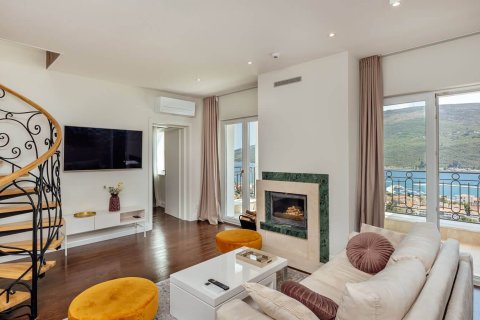 3 dormitorios Apartment en Kumbor, Montenegro No. 74770 18
