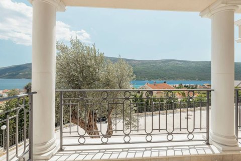 3 dormitorios Apartment en Kumbor, Montenegro No. 74770 14