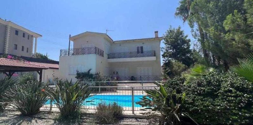 4 bedrooms House in Parekklisia, Cyprus No. 40100