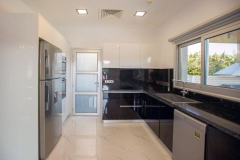 4 bedrooms Villa in Agios Tychonas, Cyprus No. 37042 6