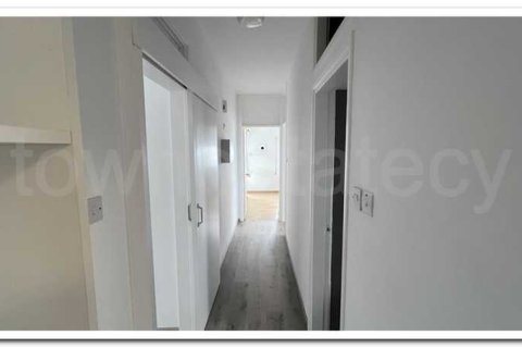 3 bedrooms Apartment in Limassol, Cyprus No. 84143 8