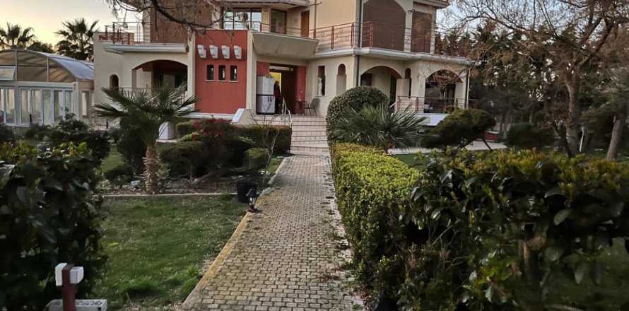 4 bedrooms Villa in Central Greece, Greece No. 104931