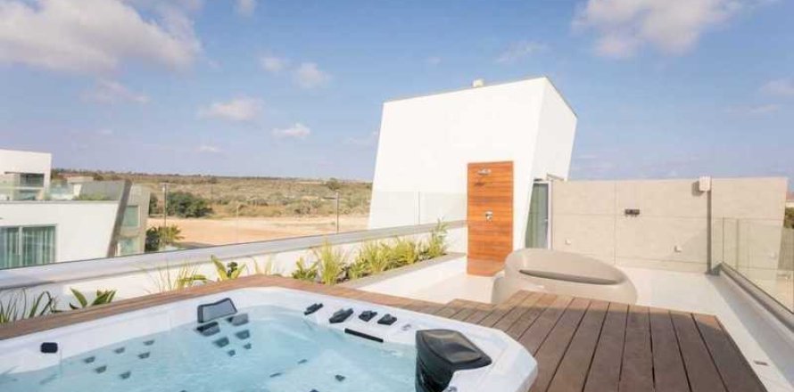 Дом с 3 спальнями в Айя Напа, Кипр №31153