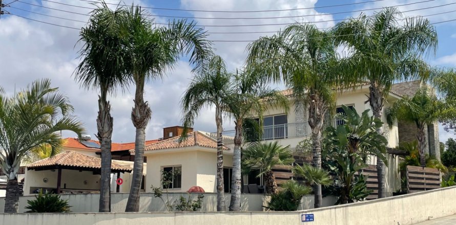 4 bedrooms Villa in Limassol, Cyprus No. 37657