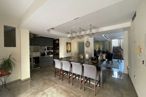 4 bedrooms Villa in Limassol, Cyprus No. 37657 9